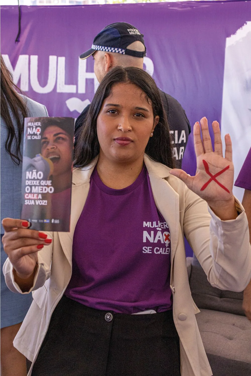 Participantes em uma ação do Mulher, Não Se Cale!